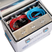 WT 200 portabelt vannrenseanlegg, her med lokket åpent: en rød og en blå vannslange