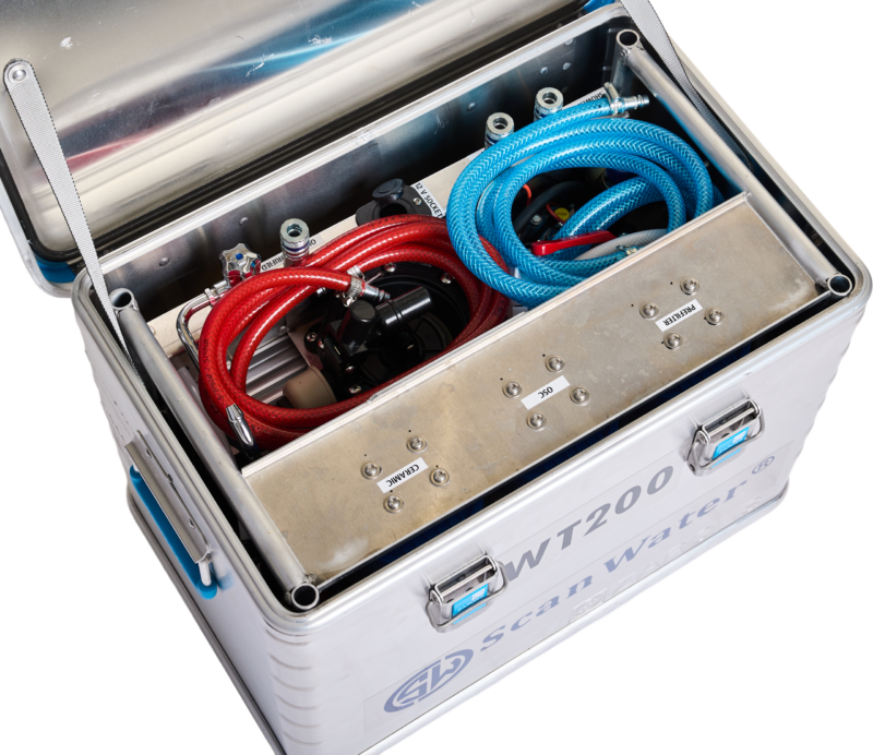 WT 200 portabelt vannrenseanlegg, her med lokket åpent: en rød og en blå vannslange