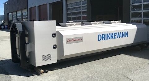 Vanntank 10 m3 med logo ElmTanken og "DRIKKEVANN" på siden.
